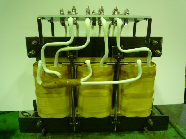 出力４６０Ｖ　トランス　3相4線式